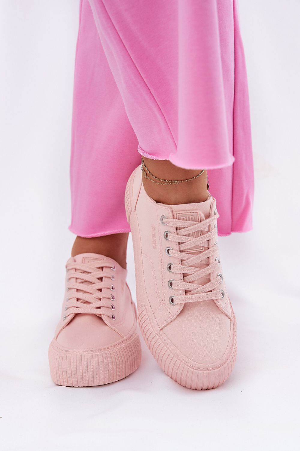 Baskets model 211350 Step in style