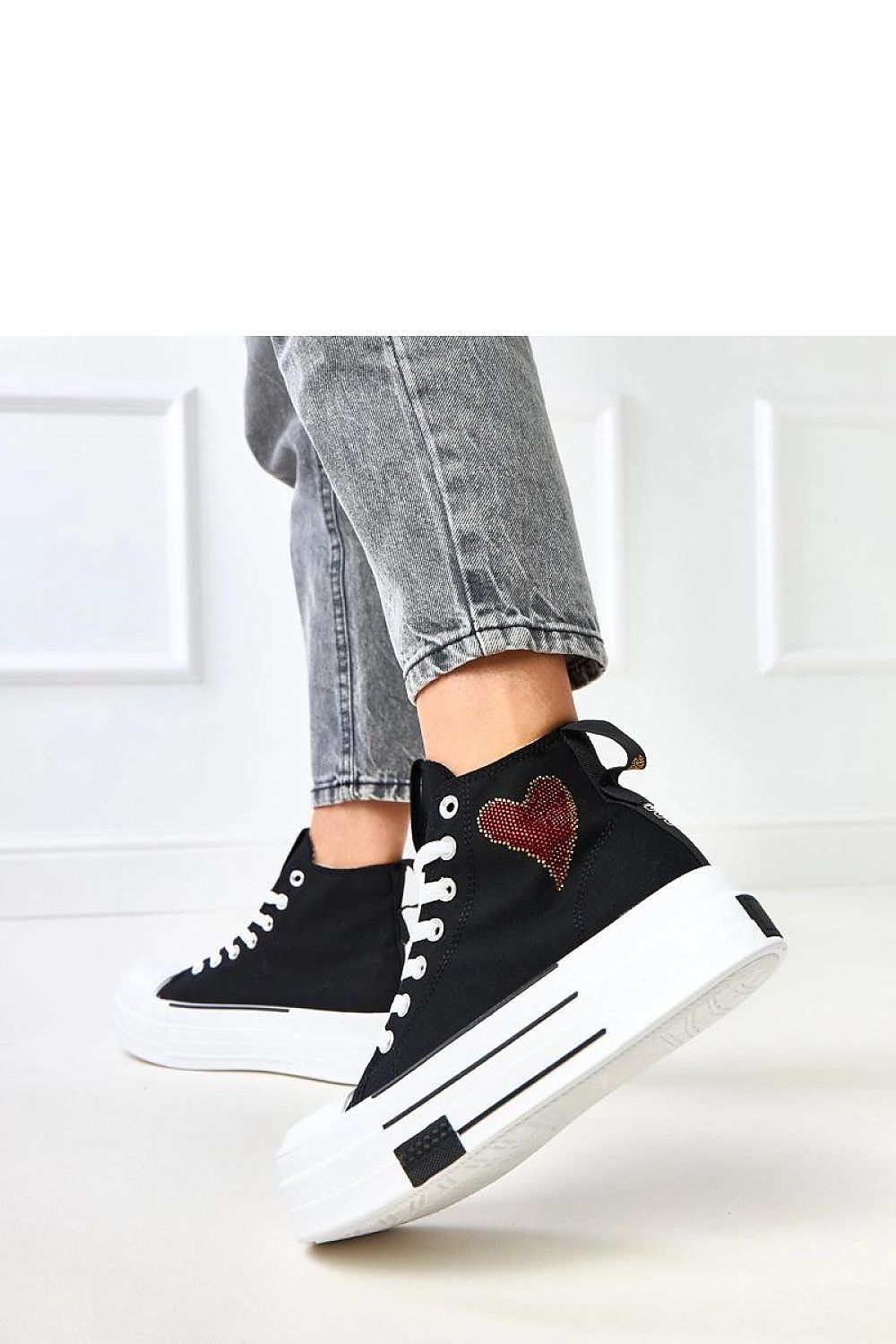 Baskets model 218371 Solea