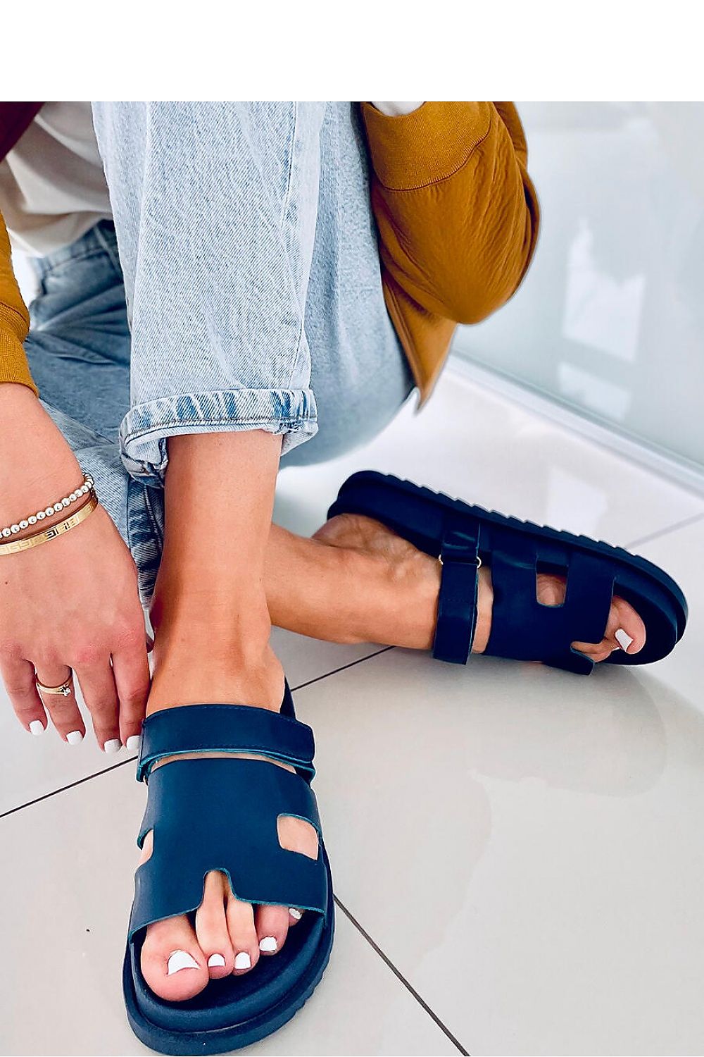 Clacquettes model 167267 Inello