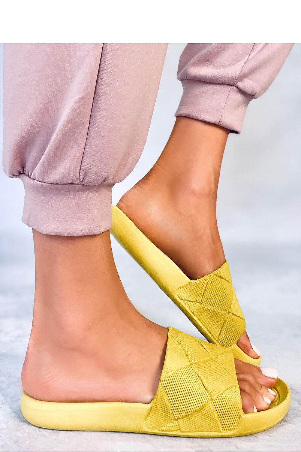 Clacquettes model 177349 Inello