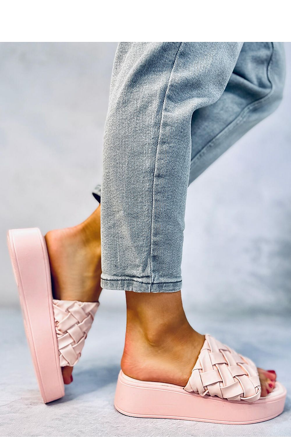 Clacquettes model 179277 Inello