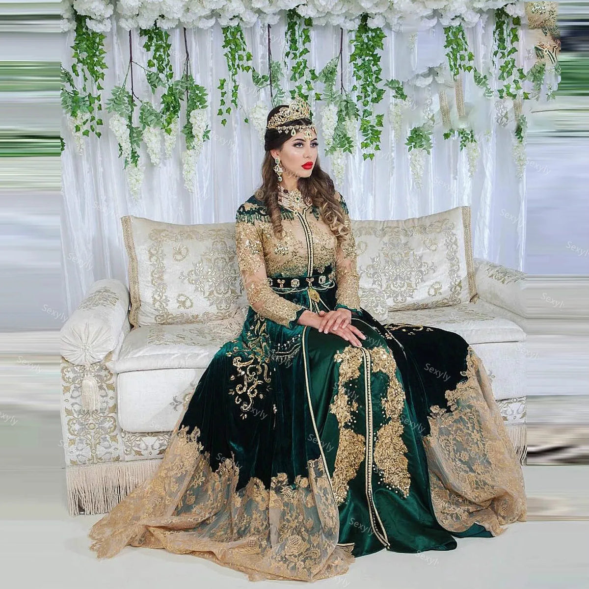 Robe de Soirée Marocaine Verte Émeraude Dentelle Dorée – Velours Vintage Dubai, Sur Mesure