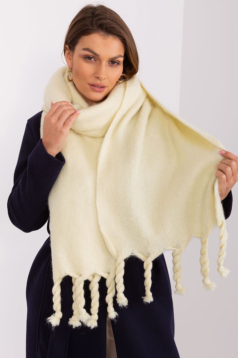 Shawl model 190589 AT
