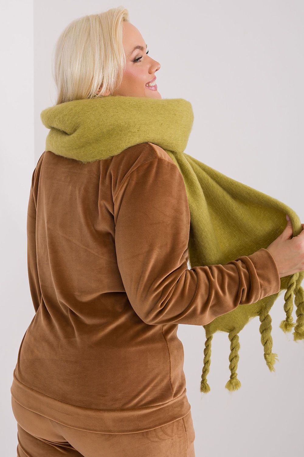 Shawl model 190589 AT