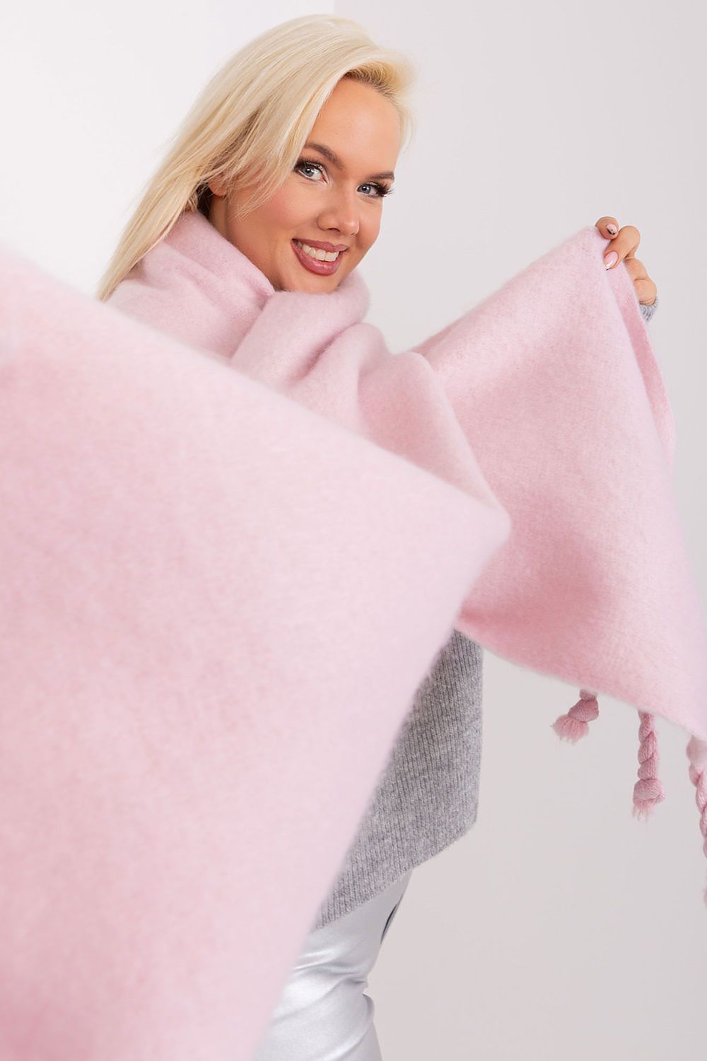 Shawl model 190589 AT