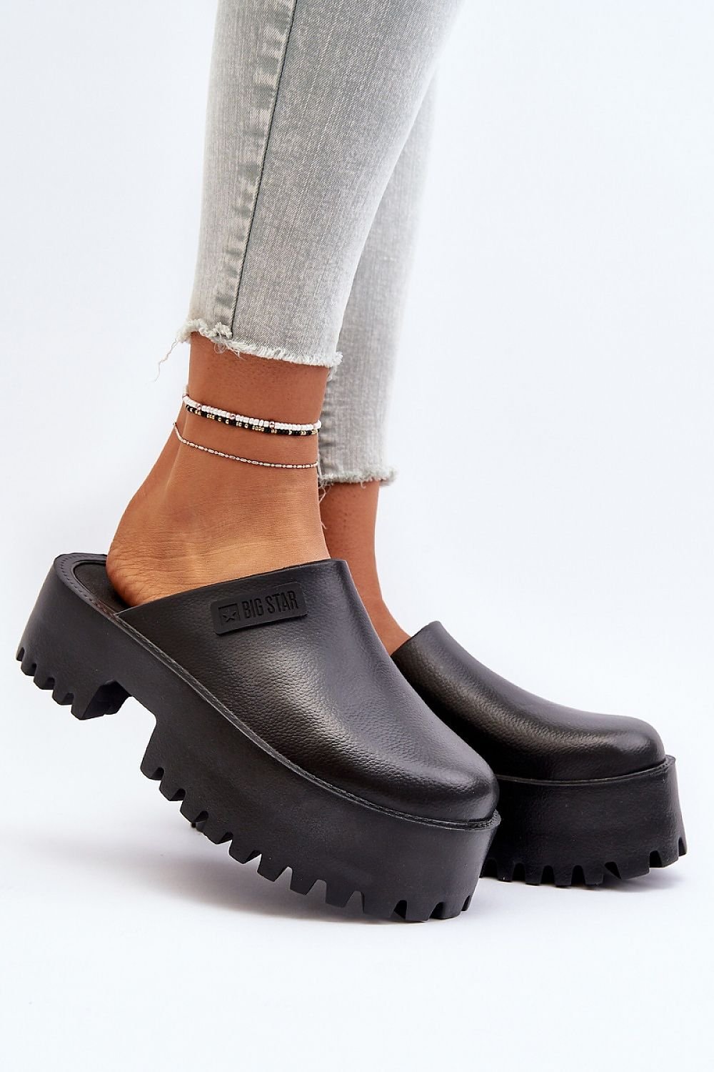 Clacquettes model 194122 Step in style