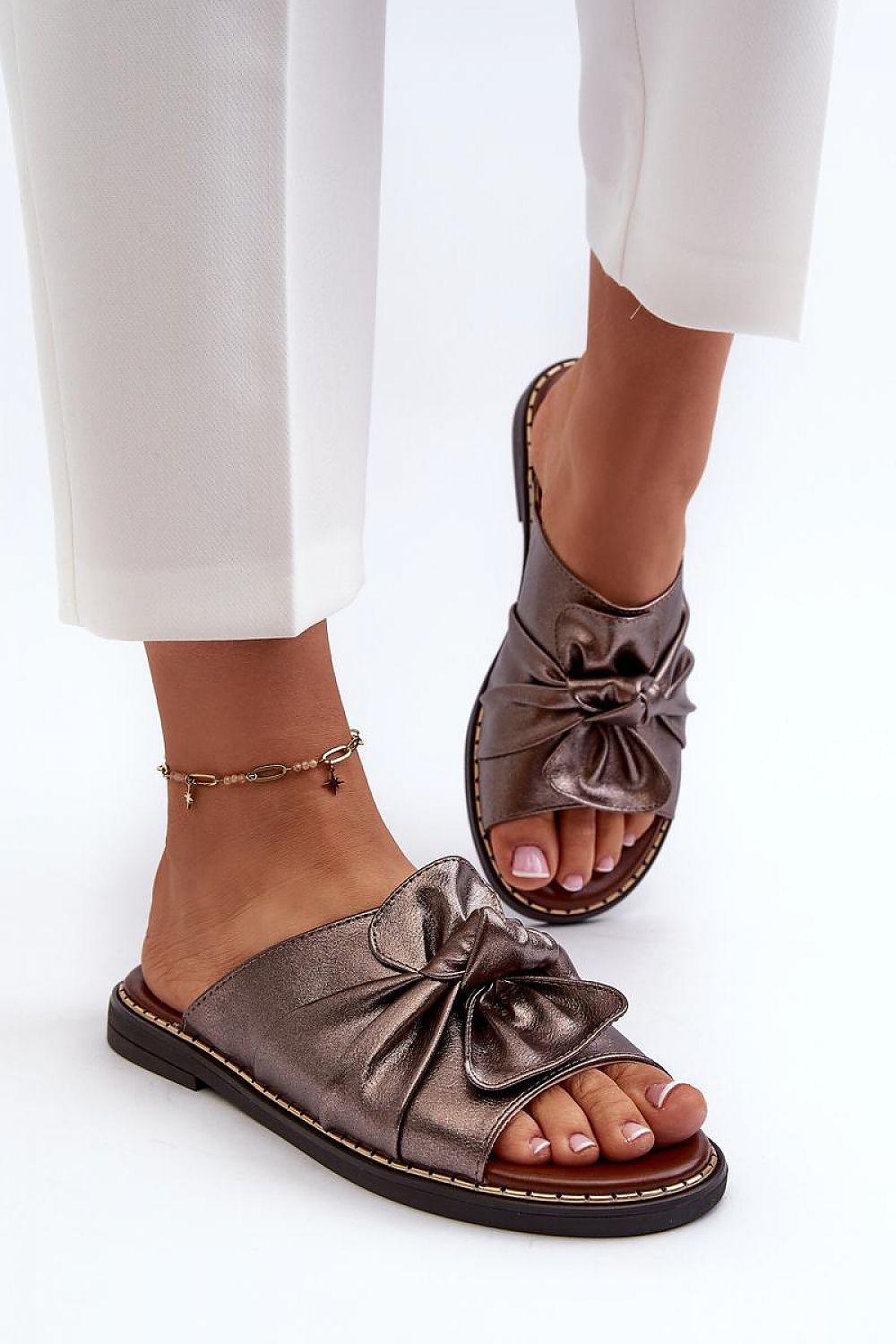 Clacquettes model 196690 Step in style