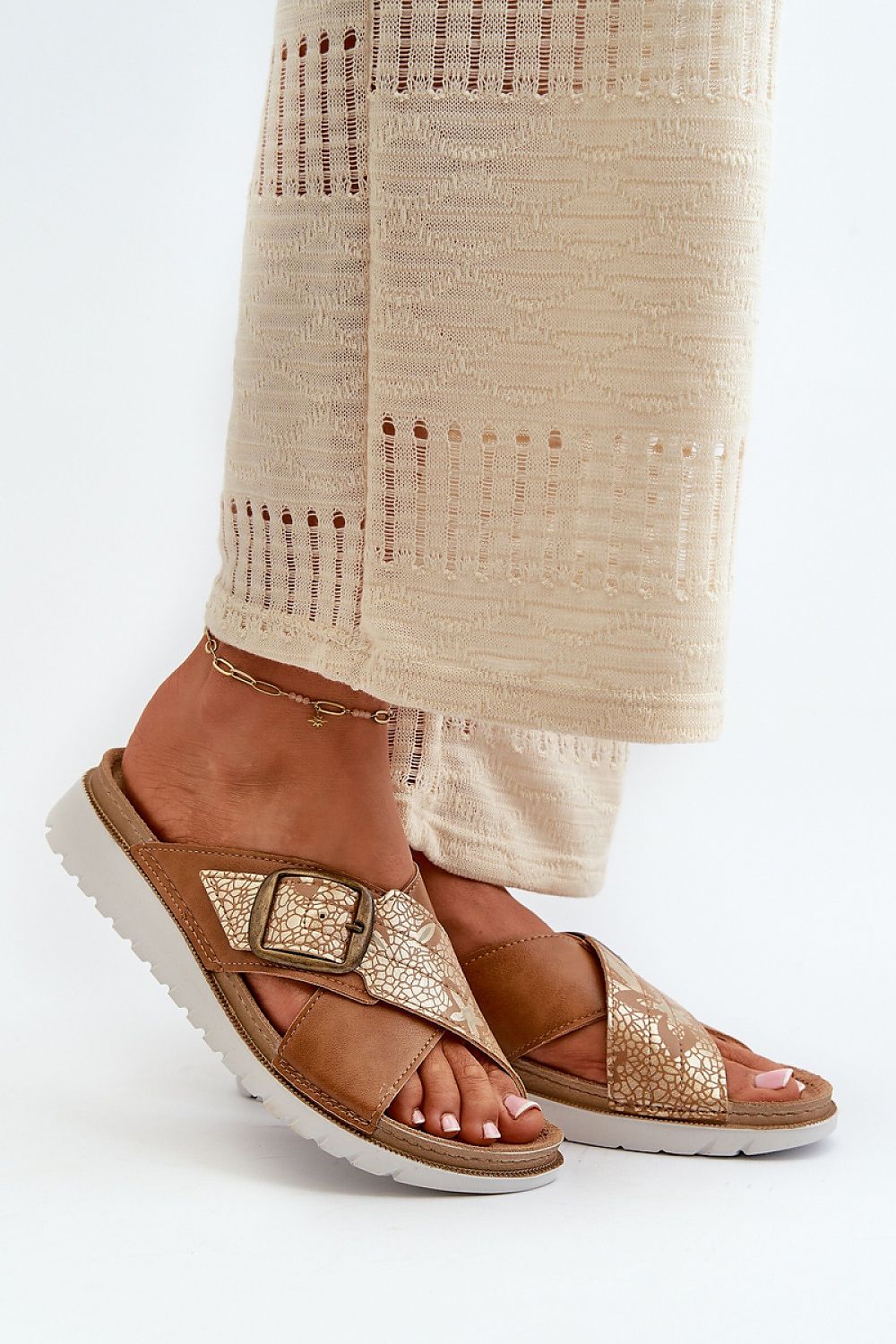  Clacquettes model 198431 Step in style 