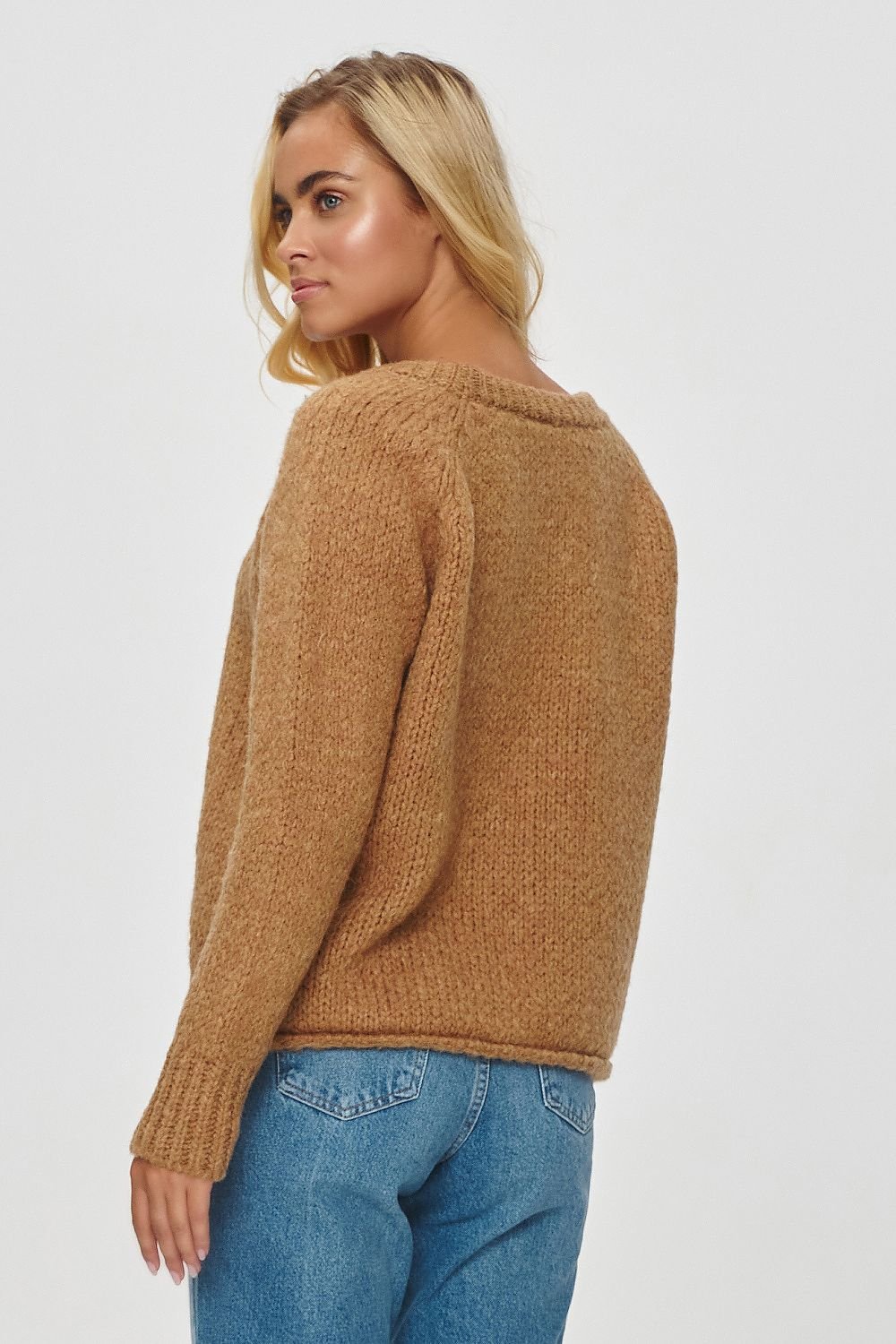 Sweater model 201808 Makadamia