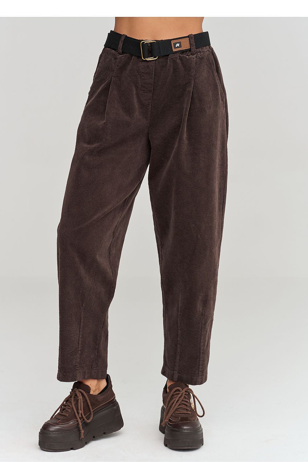  Pantalon en velours côtelé model 232016 Makadamia 
