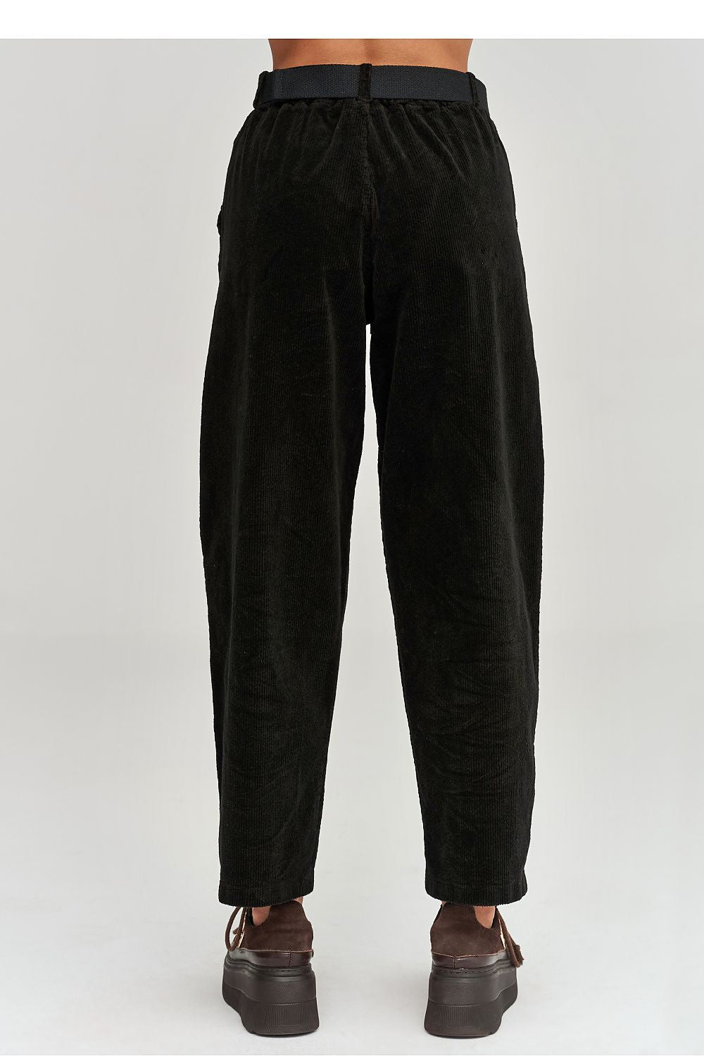  Pantalon en velours côtelé model 232017 Makadamia 